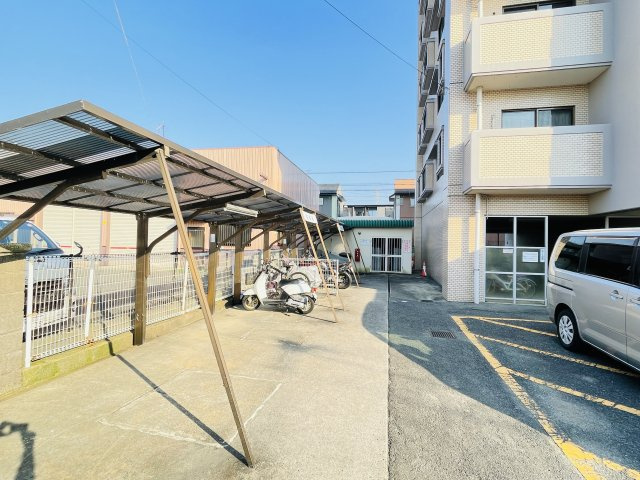 屋根付きのバイク置き場。