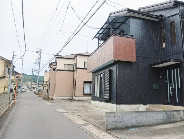 2方向が道路に面しているため陽当たり・通風も良好。周囲の住宅街の中でも存在感のある外観。