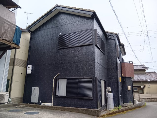 隣接建物との距離感が確保され、圧迫感を感じにくい立地。