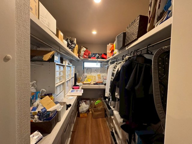 LDK横の大型ウォークインクローゼット！　