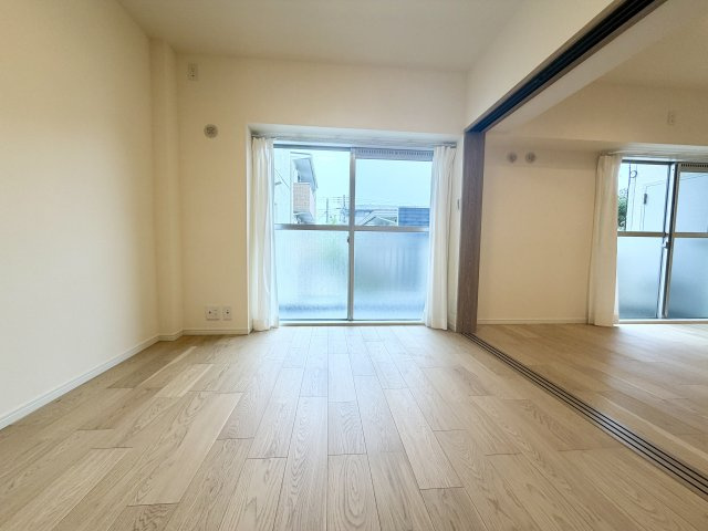 光が溢れ、風も溢れ、居心地のよい住空間、自然体で過ごせる住空間にリビングを。それは住むというシンプルなカタチをどこまでも追求してきた結果です。新築の厳かな居住性を身体全体で感じてください。
