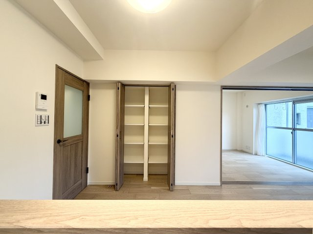 多くの人がお困りの住まいの収納。壁面クローゼットがあればタンスを置く必要がなく、出っ張りのないスッキリ空間を維持できます。限られたスペースを有効に活用できそう。