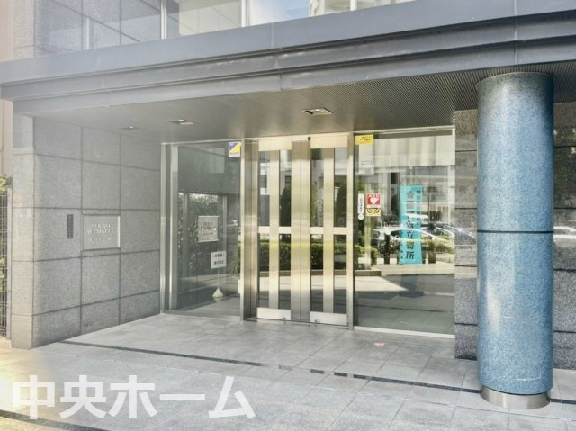 【エントランス】マンションのエントランスは、その物件の印象を決める、顔とも言える場所です。毎日通る場所ですからきれいなのが一番です。エントランス内はオートロックですので暮らしの安全も確保されています。