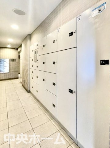 【宅配ボックス】在宅時・不在時に関わらず、居住者の代わりに非対面で宅配物を受け取ってくれる便利な設備です。わかりやすくご説明致しますので見学時にはお部屋だけではなく共用部分もぜひチェックしてください。