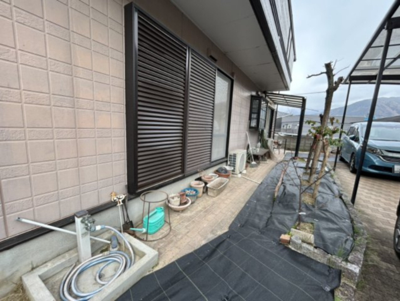住まいを囲む外周りはゆとりあるスペースが確保されており家庭菜園や鉢植えなどを楽しめます。散水栓があるため庭木の水やりや屋外作業もスムーズ。勝手口付近にはテラス風のスペースもあり作業や休憩にも便利です。