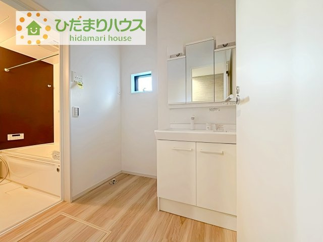 三面鏡の大きな鏡は憧れます(^^♪　鏡の後ろは収納となっていて、細かいものでも収納できるのでスッキリと整理できます！