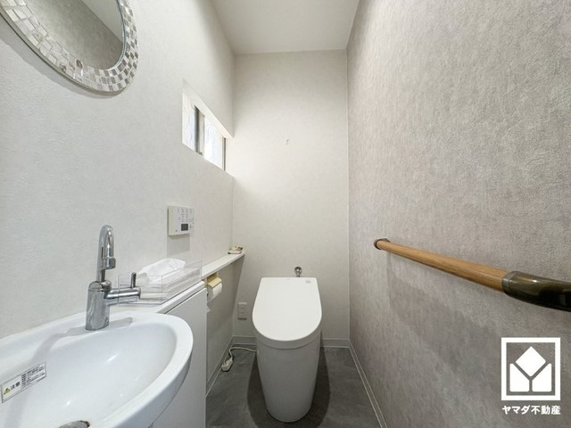 明るく清潔感溢れるトイレです。手洗いが別になっているので、衛生的に使えます。