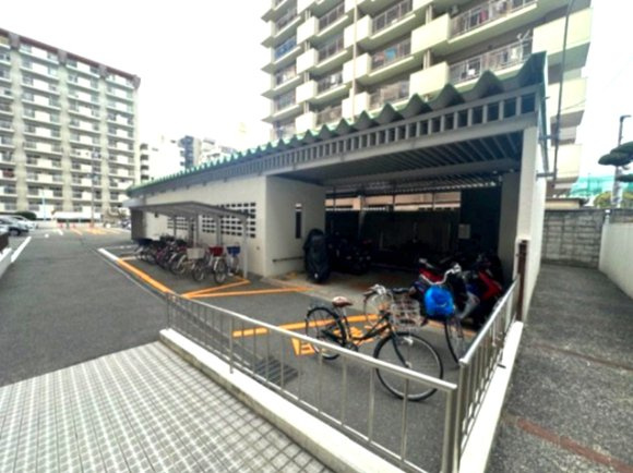 自転車置き場有り！屋根の付いた自転車置き場なので、雨による自転車の劣化も防げそうです。