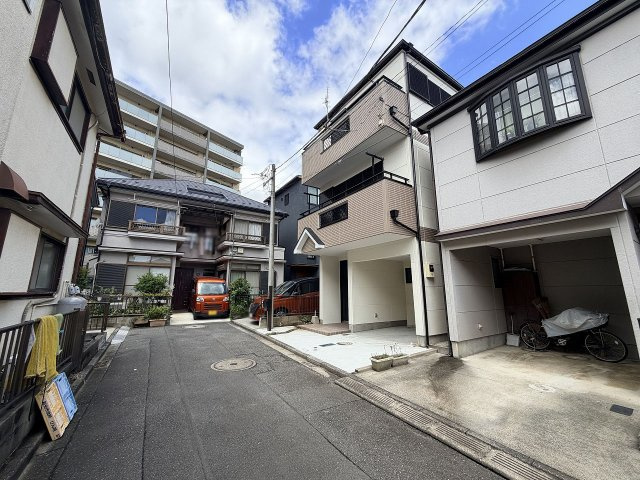 前面道路は住民以外の車や人通りが少なく、お子様の急な飛び出しにも安心です。