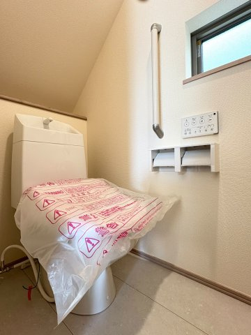 トイレは1階・2階それぞれに設置で便利です。温水洗浄機能付き。