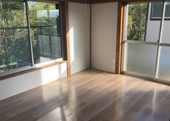 洋室のメリットは重い家具が置きやすく、身の回りが整理しやすいことです。　床がフローリングのため畳とは異なり凹みにくいです。　クローゼットなど収納が豊富で、普段使わない旅行カバンや服の整頓も簡単にです。