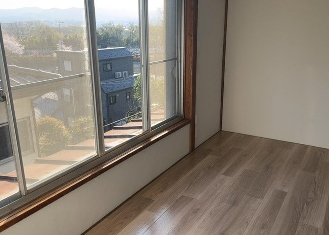 寝室でゆっくりと過ごすためにはベッド周りの適度な空間を担保することや窓の位置、照明の明るさ、寝室の広さなどを考える必要があります。自身や家族の構成とライフスタイルに併せて寝室にする部屋を選びましょう！