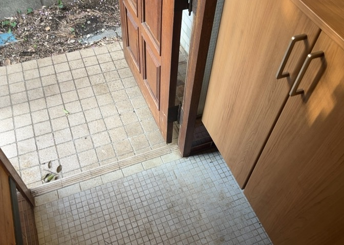 玄関は家の顔でもあり、家族以外の目にも止まる場所です。玄関は外との間を仕切る扉、靴などをしまっておく収納スペース、靴脱ぎのたたきスペース、来客とのやり取りをするドアホンなど複数のアイテムからなります。