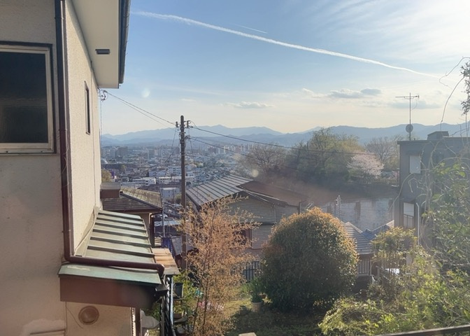 眺望を気にして物件を探す場合、前面に建物が建っていないか現地で確認しましょう！前面に建物があると景色はもちろん、日当たりや風通しにも影響が出てきます。住んだ時のことを想像しながら現地見学をしましょう。