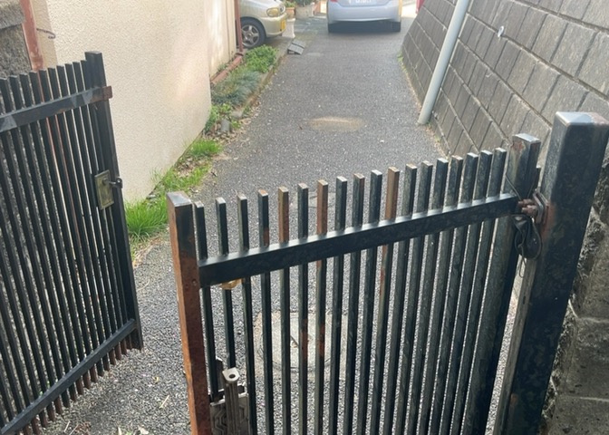 駐車場と明記されていても、最小スペースでつくられた駐車場だと大型車は駐車できなかったり、出入りしにくくなったりする可能性があります。お車のサイズと購入したい物件の駐車場のサイズを現地で確認しましょう。