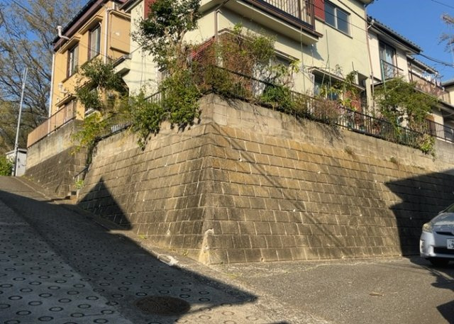 住宅用の土地では前面道路に2m以上接していなければならないと法律で定められています。しかし、お持ちの車のサイズやライフスタイルなどにより、2mでは利便が悪い場合もございますので、事前に確認しましょう。