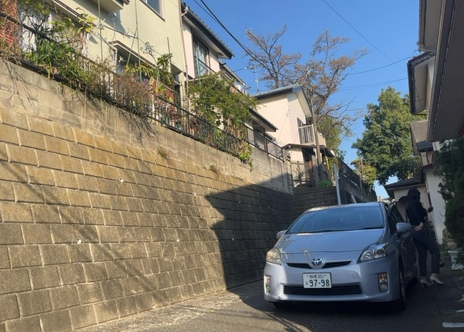 お持ちの車種によっては前面道路が広い方が便利でしょう。しかし、前面道路が広ければその分交通量が多くなるため、騒音などが気になる場合があります。実際に現地を見学し、周辺交通量や騒音などを確認しましょう！