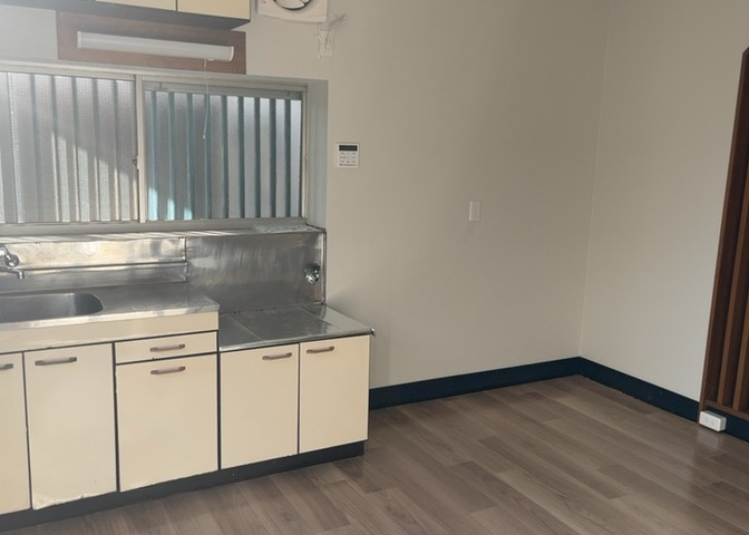 L型アイランドタイプは、キッチンからダイニングにもリビングにも目が行き届くので、とても使いやすい配置です。L字型独立タイプは、キッチンを独立させてるためLDKというよりもLDといった様なイメージです。