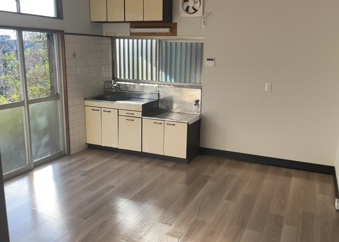 ダイニングは、食事や家族の団らんスペースとしてだけではなく、ほかの用途としても使用することができます。ダイニングテーブルを置き、食事のためのスペースを作ることでリビングとの差別化を図ることができます。