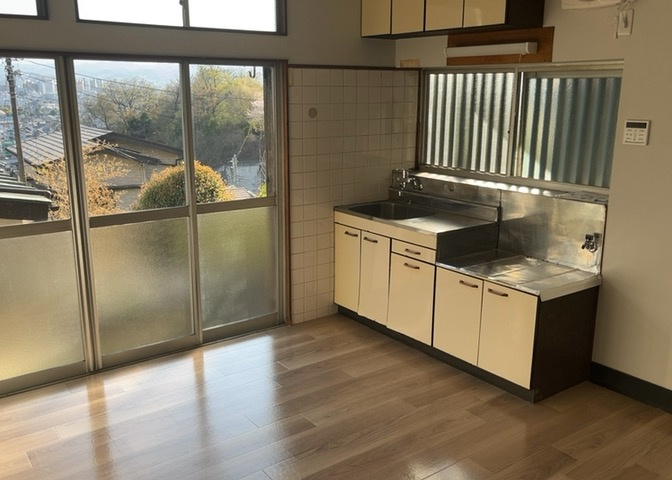 ダイニングにはダイニングテーブルセットなどを置くことが多く、間取りにおいて「D」と略記されますが、食事を作るときの作業場として使用したり、朝食を食べたりするときだけに使われるケースも少なくありません。