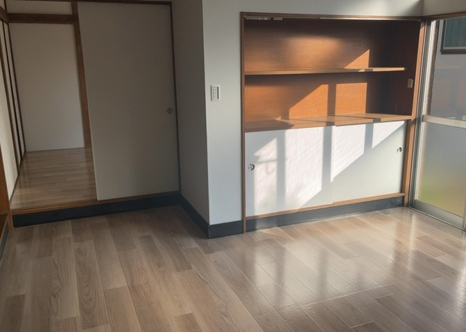 DKの物件でも広く見せたい方は、ダイニングスペースを広く使えるように工夫しましょう。低めのダイニングソファを置くと、家具の圧迫感が減り、広く見せることができ、ダイニングをリビングのように使用できます！