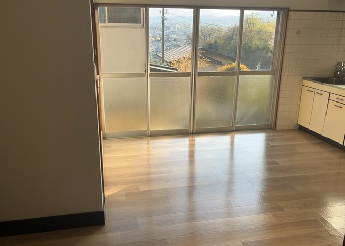 リビングの間取りの種類は大きくわけてリビングとダイニングが別になっているタイプ、リビングダイニング一体型です。どちらも一長一短ですので、家を選ぶ時はその両面をチェックして決めるようにしましょう。