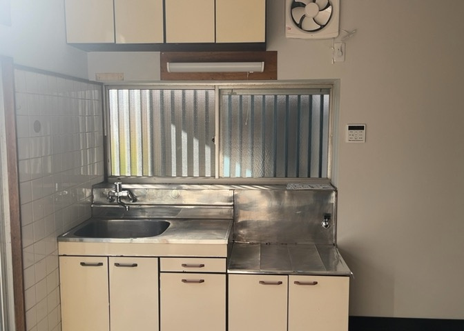 標準的なシステムキッチンの横幅は、165cm～300cm程度です。2100・2400・2550・2700などミリ単位で表記されます。普段どのように料理をするのかを想定しながら合ったサイズを選びましょう