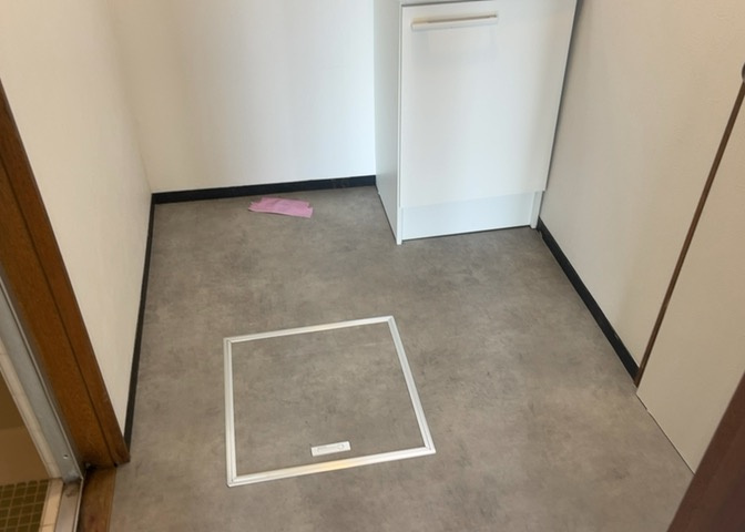 多くの戸建て住宅で見かける洗面脱衣所は、洗面台と洗濯機が2畳ほどのスペースに並べられていて、洗面所が脱衣所を兼ね備えている間取りが一般的です。お客様が利用することもある、パブリックな空間でもあります。