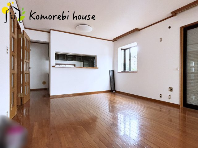 キッチンから家族の様子が見られるLDKです。