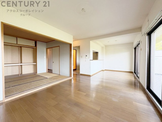 和室と隣接したリビングです。つなげて空間を広くしたり扉で仕切って個室にしたりと様々な用途に対応できます。