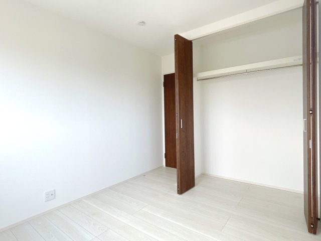 南羽生2丁目8（全3区画）1号棟　洋室:洋室にもクローゼットを完備！
