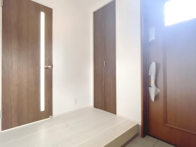 南羽生2丁目8（全3区画）1号棟　玄関:物入れ収納＋土間収納付き