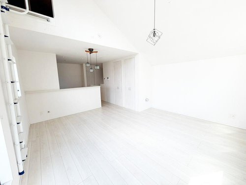 キッチンとの一体感があり、家族とのコミュニケーションも自然に生まれる、居心地の良い住まいです。