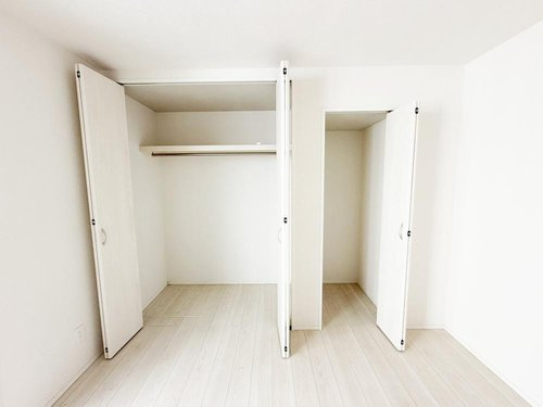 収納力豊富なクローゼット空間。衣類や季節物もすっきり整理でき、お部屋を広く使えるのが嬉しいポイント。