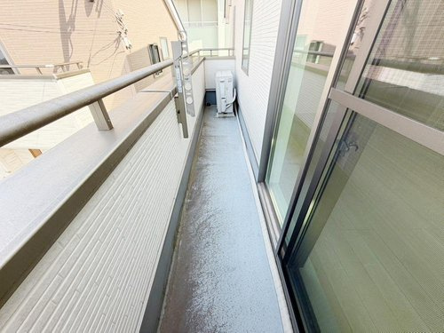 外の光と風を感じながら、ちょっとしたリフレッシュ空間としても活用できる快適なスペースです。