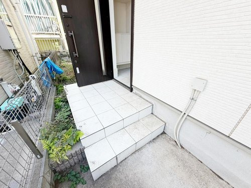 道路からのアクセスも良好で、住まい全体に洗練された印象を与える魅力的なエントランスです。