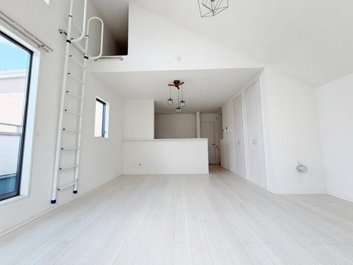 白を基調とした内装が空間をより広く見せ、家族団らんの時間を心地よく演出。