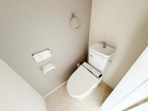 窓付きで換気もしやすく、明るさも確保。毎日使う場所だからこそ、快適さに配慮された設計が魅力です。