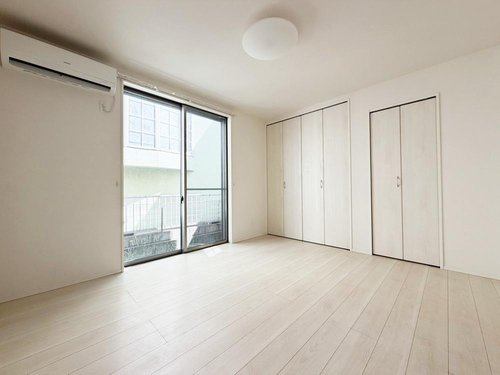 大きな掃き出し窓が印象的な洋室。たっぷり光が入り、明るく快適な空間を実現。