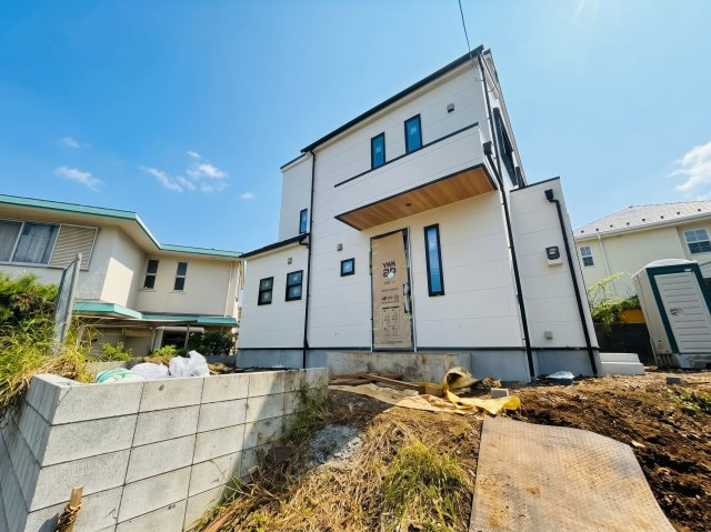 落ち着いた色合いの住宅が並ぶ、緑豊かで閑静な住宅街に位置しています。静かで穏やかな住環境は、お子様がのびのびと成長できるだけでなく、パパやママも毎日リラックスして心ゆたかにお過ごしいただけます！
