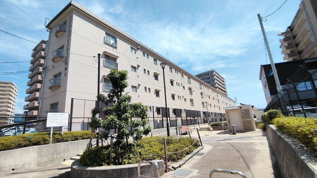 ☆エメラルドマンション矢賀？101号室　　リフォームむけ3ＬＤＫ　平地、交通アクセス良好、各生活施設も充実！　1Ｆ角部屋で便利！　平面駐車場1台ぶん確保9、000円／月額　ペット可能