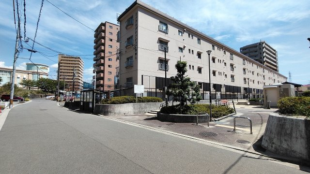☆エメラルドマンション矢賀？101号室　　リフォームむけ3ＬＤＫ　平地、交通アクセス良好、各生活施設も充実！　1Ｆ角部屋で便利！　平面駐車場1台ぶん確保9、000円／月額　ペット可能　前面道路もひろび