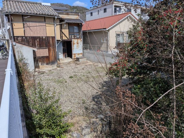 敷地全体を見渡せる写真で、約100坪超のゆとりある広さがしっかりと感じられます。現況は砂利敷きとなっており、建物解体後は住宅用地としてはもちろん、複数台駐車スペースや庭付きプランなど自由な設計が可能。
