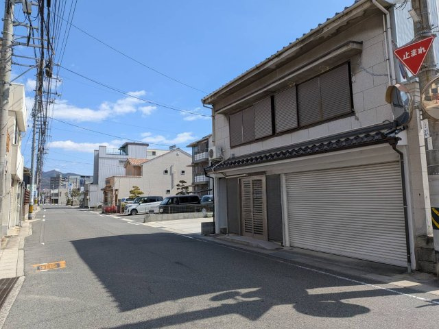 前面道路は見通しの良い整った街並みで、車の出入りもしやすい環境です。周辺には住宅や事業所が混在し、落ち着きと利便性のバランスが取れた立地。三原駅方面へのアクセスもしやすく、通勤や日常の移動もスムーズ。