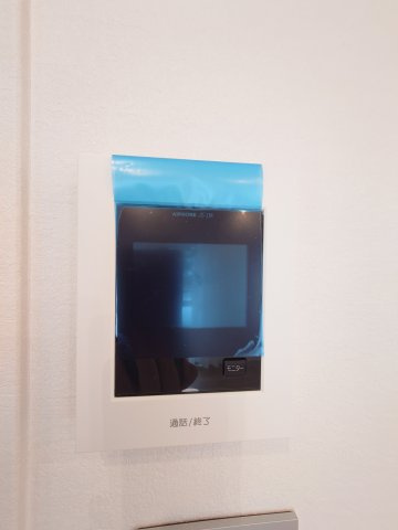 玄関のドアを開けることなく来客の顔や声を確認できるので安心して対応できますね。