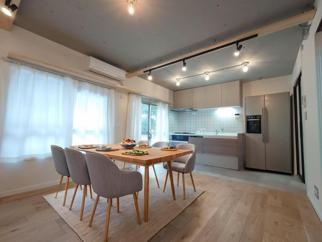 ダイニング家具配置例（バーチャルステージングのため家具付き販売ではありません。）