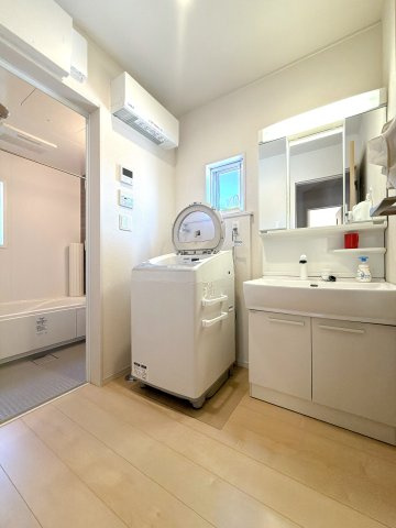 シャワー付きの洗面台になります♪鏡裏に収納もございます♪