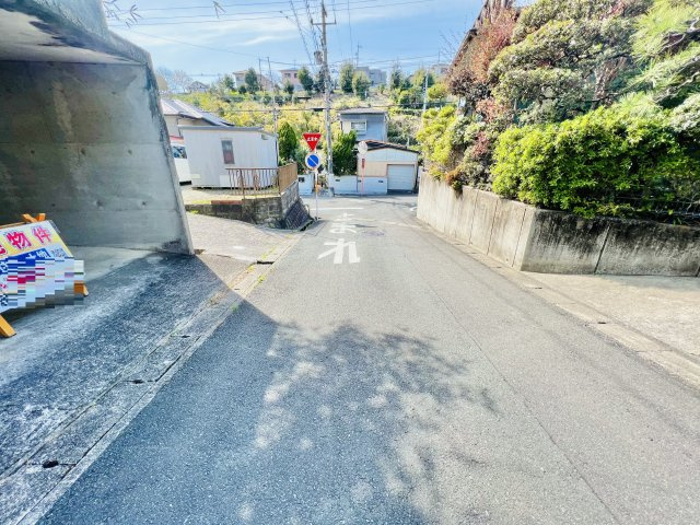 前面道路・西向きです。　緩やかな下り坂になっています。
