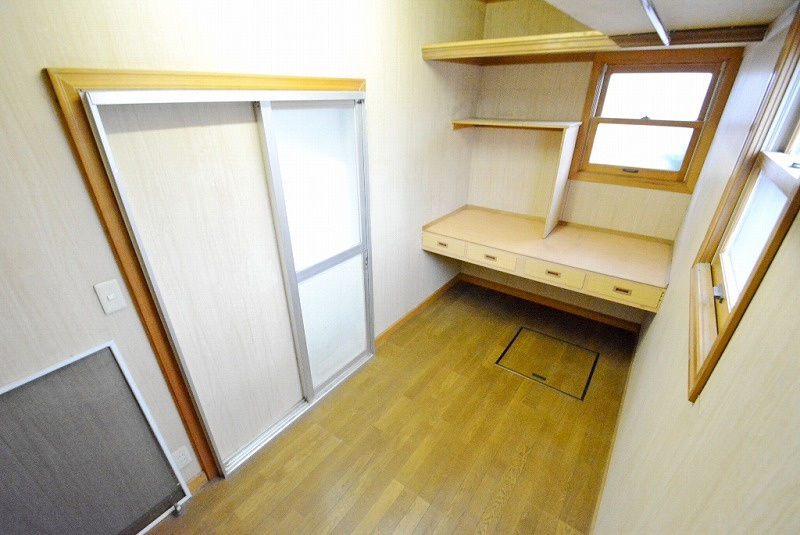 車庫と繋がる4帖の納戸。趣味用品やアウトドアグッズもすぐに車に積むことができます。