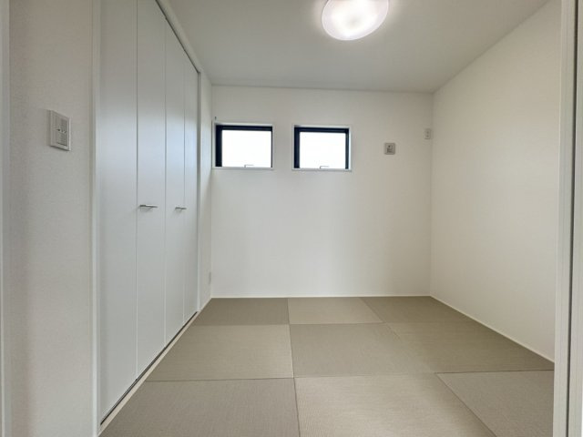 LDK横にはくつろげる和室を設置。ゲストやご両親などがいらっしゃった時は客間として、お子様のお昼寝や遊びのスペースとしても利用できます。